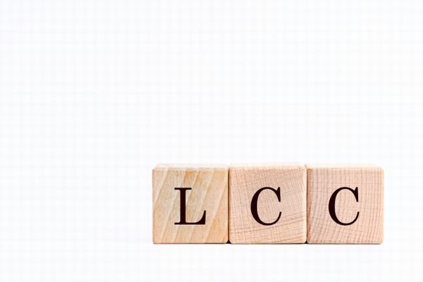 アルファベットブロックで並べられたLCCの文字